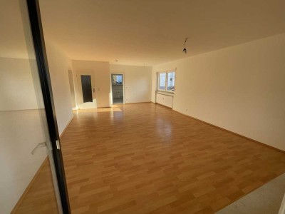 Helle, neu renovierte 3,5-Zimmer-EG-Wohnung mit gehobener Ausstattung und Balkon