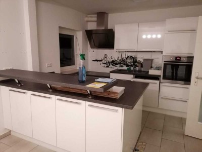 Modernisierte 5-Zimmer-Wohnung mit Kamin, Einbauküche & Klimaanlage in Bayreuth