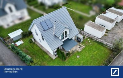**Neuwertiges Einfamilienhaus mit vielen Extras und großem Garten**