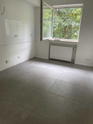 EXKLUSIVE TOPWOHNUNG IN ZENTRALER LAGE ! HELL UND GERÄUMIG, ERSTBEZUG NACH KERNSANIERUNG!