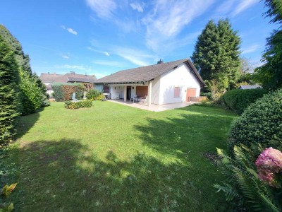 Stilvoller Bungalow mit großem Garten in ruhiger Lage