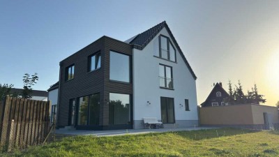 Attraktive Haushälfte 5,5-ZKD2B mit energiesparender Ausstattung und großem Garten