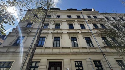 "Gründerzeitflair mit Balkon: Bezugsfreie 3-Zimmer-Wohnung in Leipzig"
