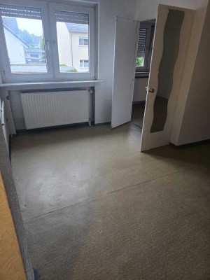 Es wird eine Wohnung mit 62 qm vermietet. Die Wohnung ist sofort bezugsfertig.