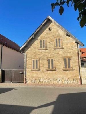 Ensemble mit Sandsteinhaus, Wohnung in ehemaliger Scheune und Garten!