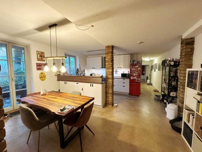 Große 3 Zimmer-Altbauwohnung mit Terrasse und Stellplatz im Hof!