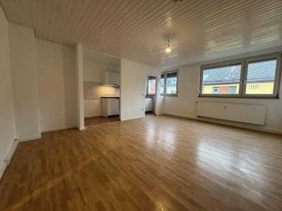 Erstbezug nach Renovierung - Helle 1-Zimmer-Wohnung mit Küche