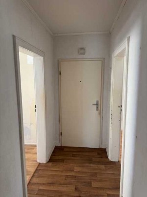 Helle unrenovierte 3 Zimmerwohnung mit Balkon ab sofort verfügbar