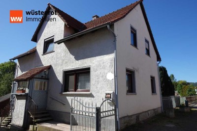 Freistehendes Einfamilienhaus mit großem Grundstück und Scheune in ruhiger dörflicher Lage