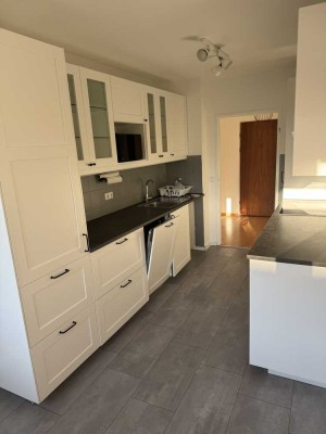 Lichtdurchflutete 2-ZW mit EBK+Homeoffice+SW-Balkon von privat