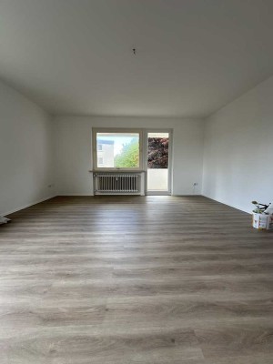 Renovierte, helle und großzügige Wohnung mit Balkon