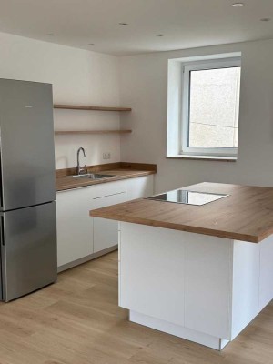 Kernsanierte 2-Zimmer-Wohnung mit Balkon & Kochinsel im 1. OG – Innenstadt Krumbach