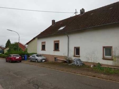 *** 1-2 Familienhaus mit Garten und Garagen ***