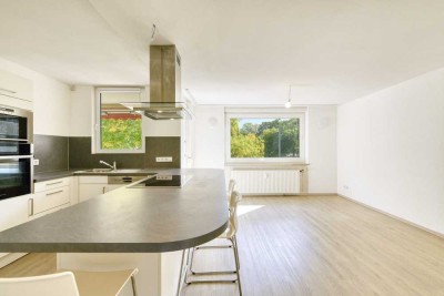 +++ direkt im Einkaufszentrum - modernisiert - 1. OG & Ost-Balkon - inkl. EBK, Hobbyraum & Stpl. +++