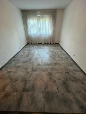 Schöne 2-Zimmer-EG-Wohnung mit Einbauküche in Duisburg