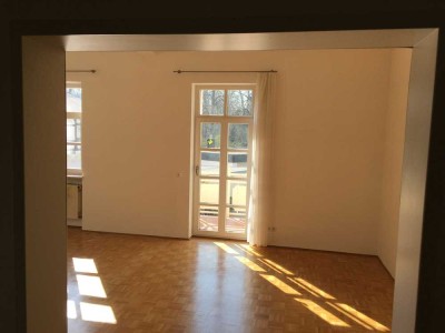 Geschmackvolle 3-Zimmer-Wohnung mit gehobener Innenausstattung mit Balkon und EBK in Regensburg