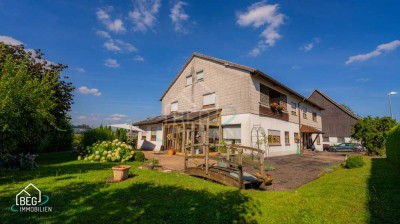 Charmantes Dreifamilienhaus mit großem Garten in naturnaher Umgebung