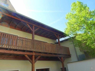 Stadtzentrum: Ruhige 2-Zimmer-Wohnung mit großem Holz-Balkon, separater Küche, neuem Laminatboden