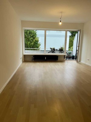 Frisch renovierte 1,5-Zimmer-Wohnung mit Balkon und neuer Einbauküche in Hamburg-Wellingsbüttel