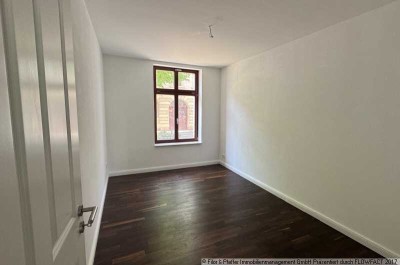 Moderne Hochparterre-Wohnung mit Balkon - Stellplatz und Einbauküche möglich!