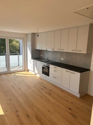 Erstbezug mit Balkon und EBK: Stilvolle 4-Zimmer-DG-Wohnung mit geh. Innenausstattung