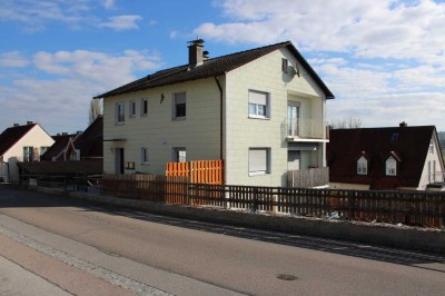 Zweinfamilienhaus mit schöne Gartenhaus