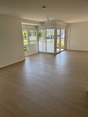 Erstbezug nach Sanierung mit Balkon: Stilvolle 3-Raum-Wohnung mit geh. Innenausstattung