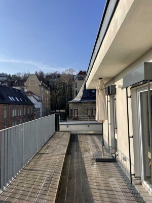 Traumhafte Dachgeschosswohnung mit luxuriöser Innenausstattung mit EBK und Dachterrasse in Stuttgart