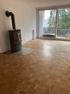 Lichtdurchflutete, neu renovierte 5-Zimmer-Wohnung  mit Balkon und Einbauküche