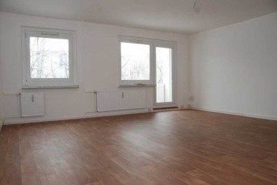 Hier lädt ein großer Wohn-/Essbereich zum Verweilen ein