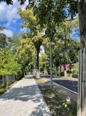 3-Zi.-Terassen-Wohnung mit großem Balkon zwischen Einfamilienhäusern