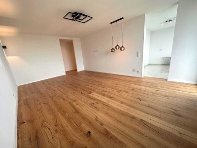 Provisionsfrei* Neu renovierte 3- Zimmer Penthouse Wohnung mit wunderbarer Aussicht, großer Loggia u