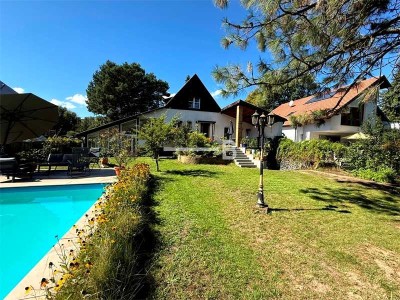 Haus mit Pool im Grünen