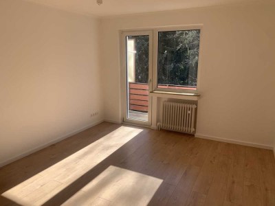 Vollständig renovierte Wohnung mit zwei Zimmern und Balkon in Essen