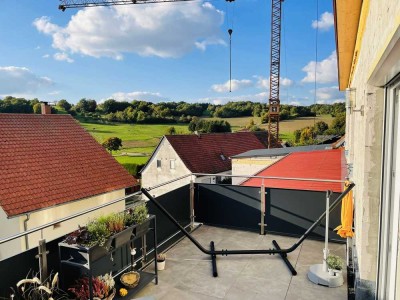 Neuwertige 4-Zimmer-Wohnung mit Balkon und EBK in Ahorn