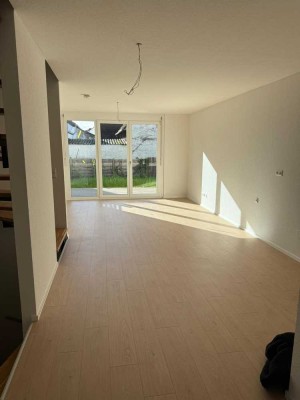 Neubau-Reihenhaus am Waldrand – Familienidyll mit Terrasse, Garten & neuer Küche