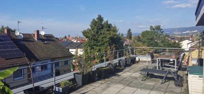 Großzügig geschnittene 2ZKB-Wohnung mit einzigartiger Dachterrasse und tollem Ausblick!