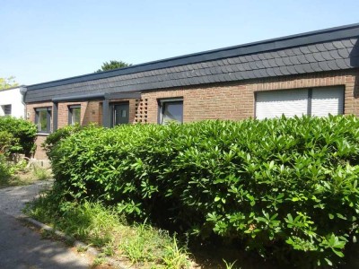 Sanierter Bungalow mit Einliegerwohnung oder Büro in Neuss - Selikum