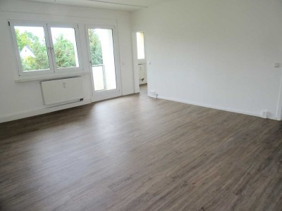 * Balkon* Hier wird saniert * 4 Zimmer Wohnung in Werdau zu vermieten!