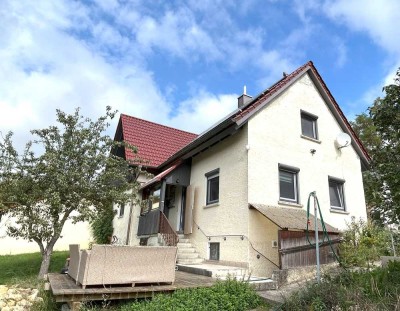 Modernisiertes Einfamilienhaus - Heizung und Dach + neu + PV-Anlage