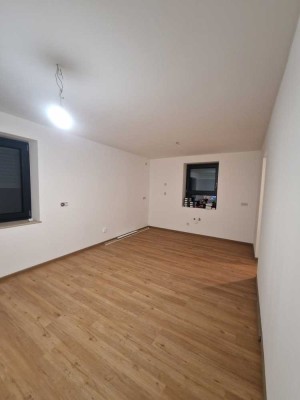 Erstbezug nach Sanierung mit Balkon: Stilvolle 4-Zimmer-Wohnung mit geh. Innenausstattung in Hepberg