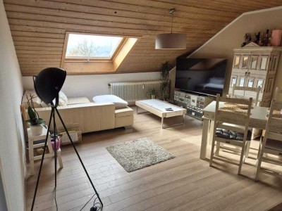 Charmante 3-Zimmer-DG-Whg. mit EBK u. Garage in ruhiger Lage