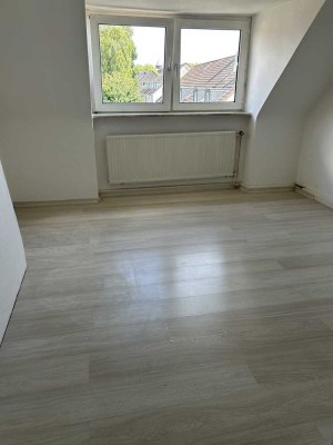 Freundliche und vollständig renovierte 2-Zimmer-DG-Wohnung in Essen