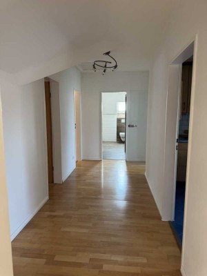 Schöne und modernisierte 4-Zimmer-Dachgeschosswohnung mit Balkon und Einbauküche in Nordhorn