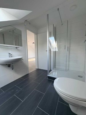 Attraktive Kernsanierte 1-Zimmer-DG-Wohnung mit gehobener Innenausstattung in Mönchengladbach