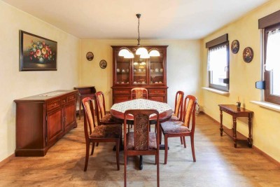 Reihenmittelhaus mit eigener Werkstatt und gepflegten Hof in urbaner Lage