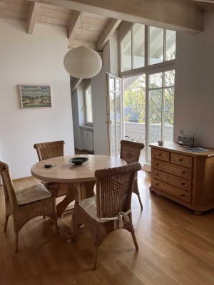 Möblierte, ruhige, helle  2-Raum-Dachgeschosswohnung mit Süd-Balkon in Prien am Chiemsee