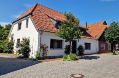 Großzügiges, modernisiertes Einfamilienhaus mit zwei Wohn-/Geschäftseinheiten in Visselhövede