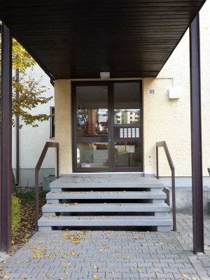 Sanierte Wohnung mit zwei Zimmern sowie Balkon und Einbauküche in Landshut