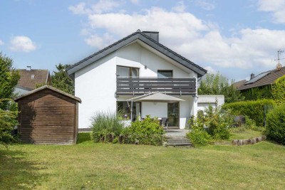 Freistehendes Split-Level-Einfamilienhaus mit großzügigem Garten
